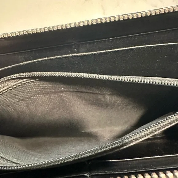 Gucci Black Embossed Wallet - Picture 6 of 9